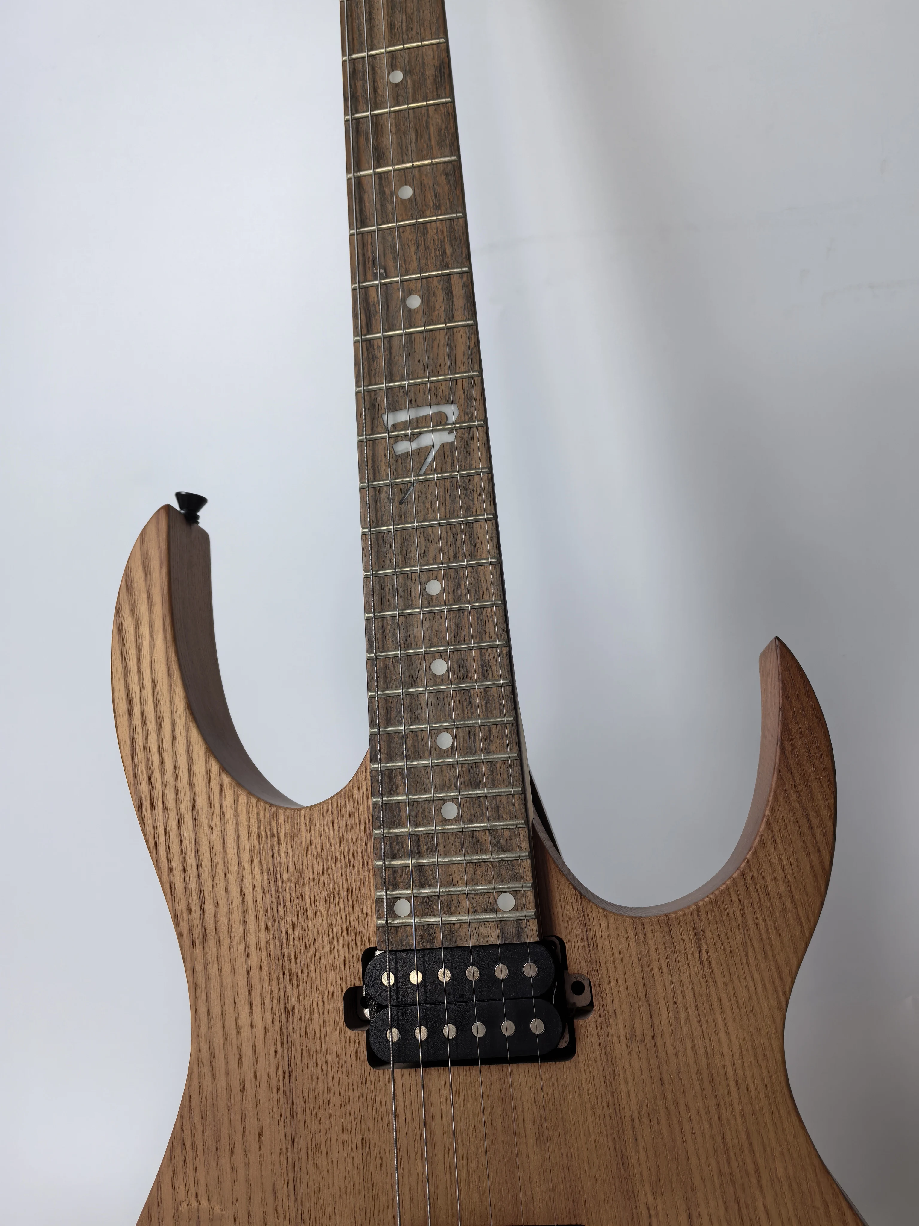 High quality, can be customized, 6 string 24 product electric guitar, natural wood color, order can be shipped.Goods in stock