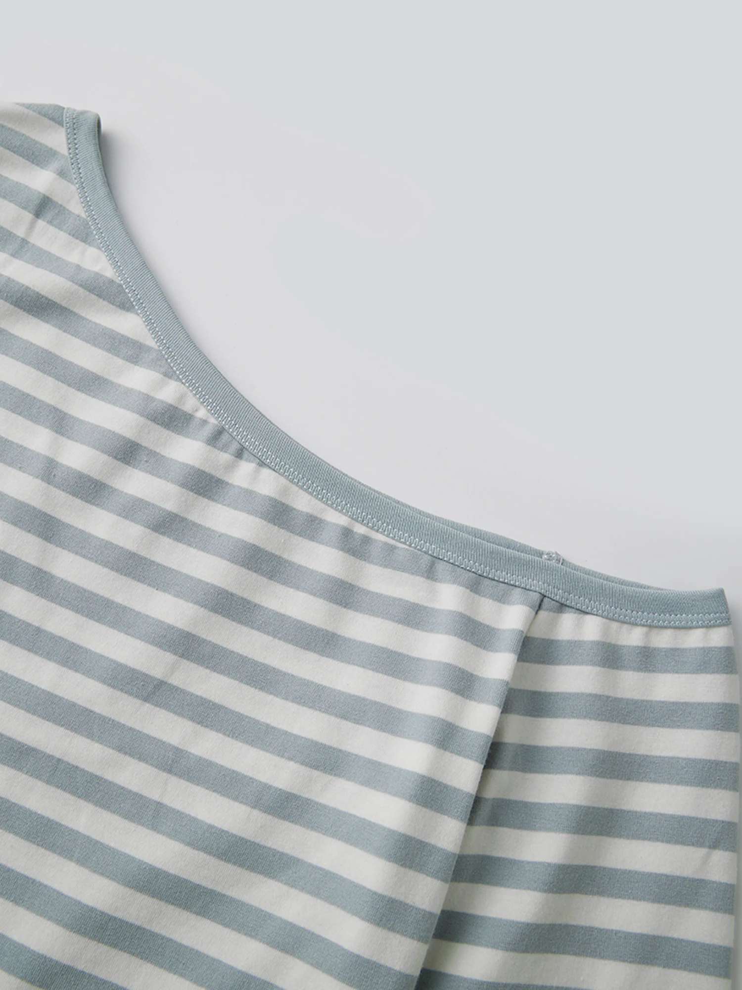 Women s Long Sleeve Striped T-shirt with Off-Shoulder Design  Fit Fall Top for Streetwear Fashionistas