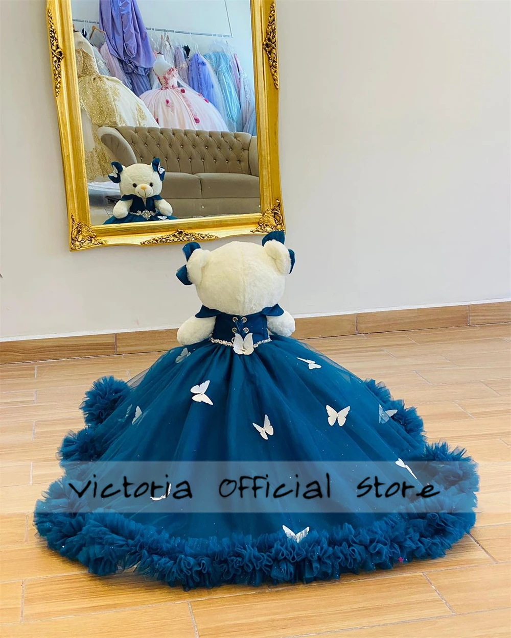 Vestido de oso de peluche de quinceañera personalizado con hombros descubiertos, cuentas de cristal fruncidas de tul, apliques de mariposas con cordones, color azul oscuro