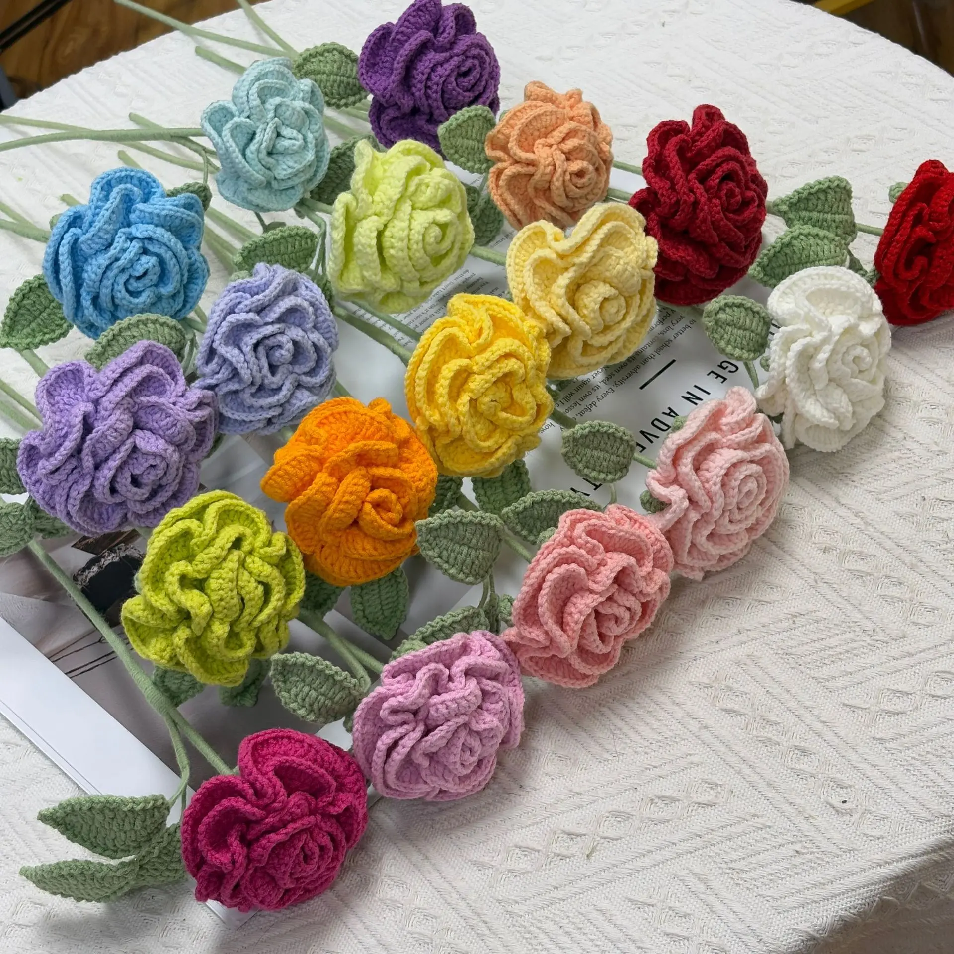 Gehäkelte Rosenzweige, handgefertigter Rosenstrauß, kreative künstliche Blumen, Dekoration für Hochzeitszimmer, Geschenk für Freunde. – Detail 1
