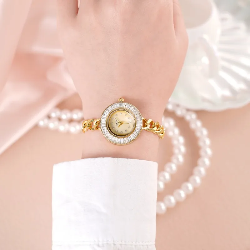 Retro exquisite luxury gold women's watch niche waterproof student fritillary face fashionable simple quartz watch 2025 new gift
