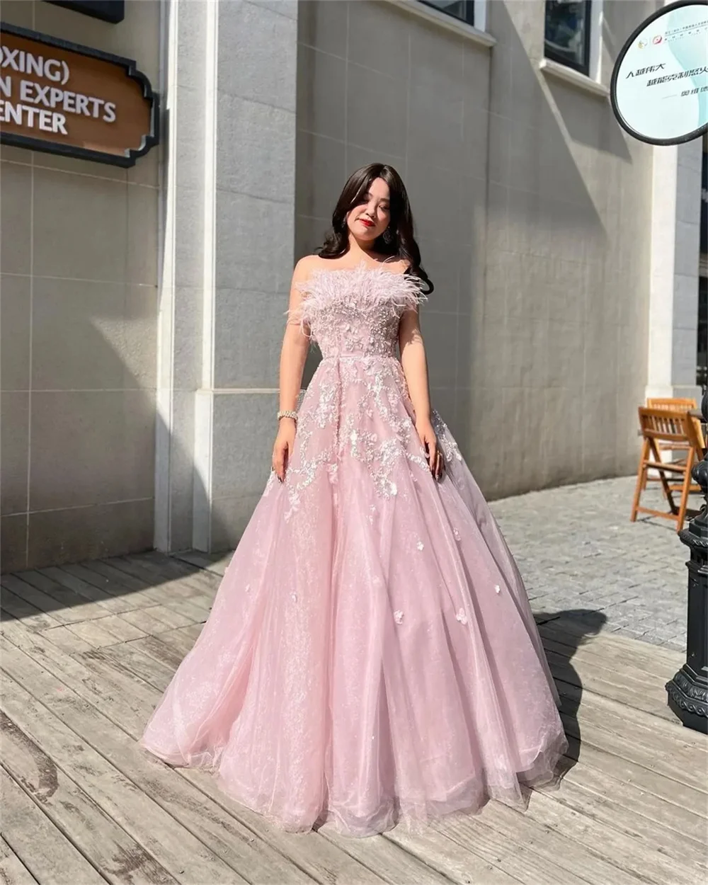 Sansa Gliiter Ball Gown فساتين سهره فاخره 2023 Shiny Light Pink فساتين السهرة Luxury Feather Neckline Prom Dresses