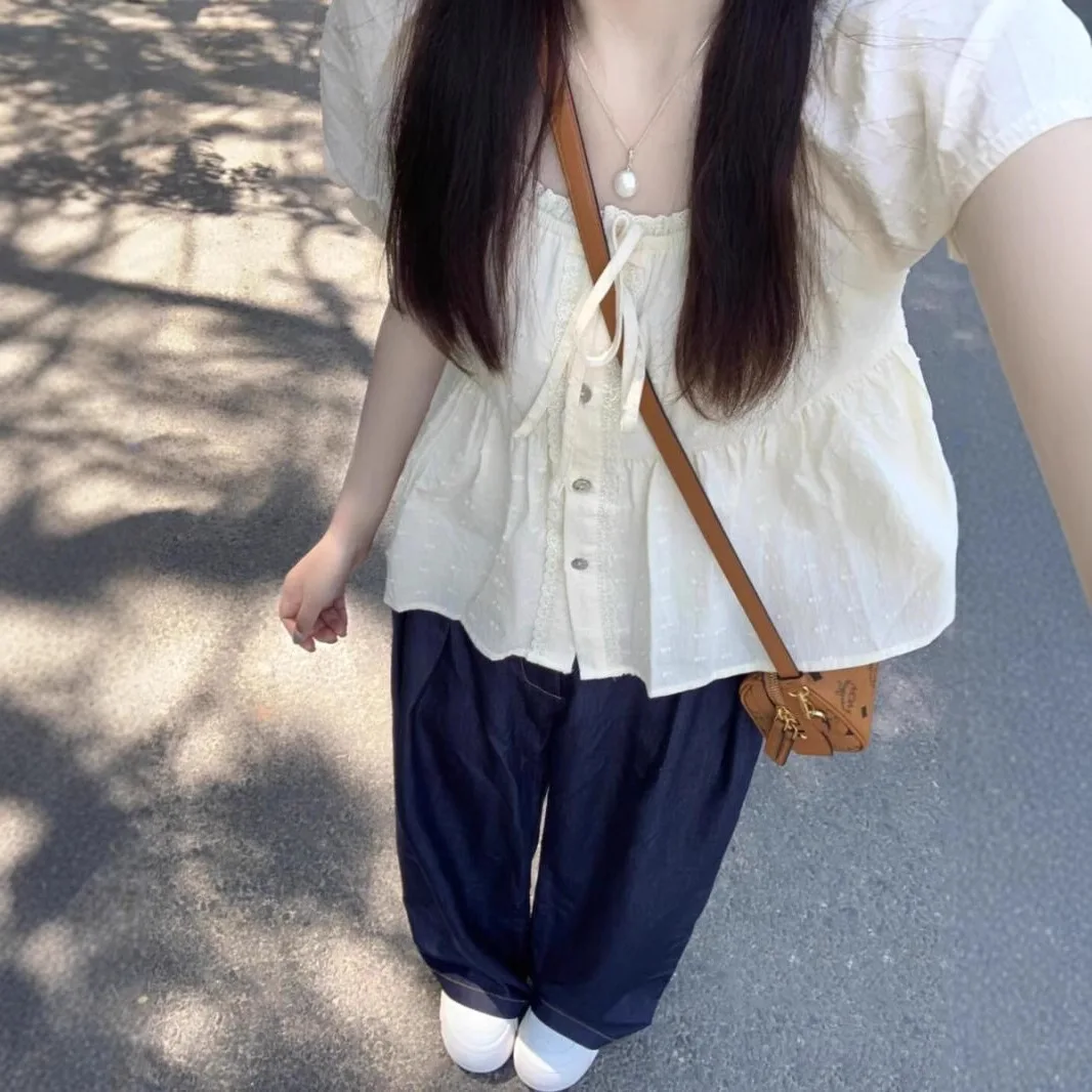 フランスの甘いレースのドールシャツ、夏の女性用半袖シャツ、シックなスリムフィットとスリムなパフスリーブスクエアカラートップ