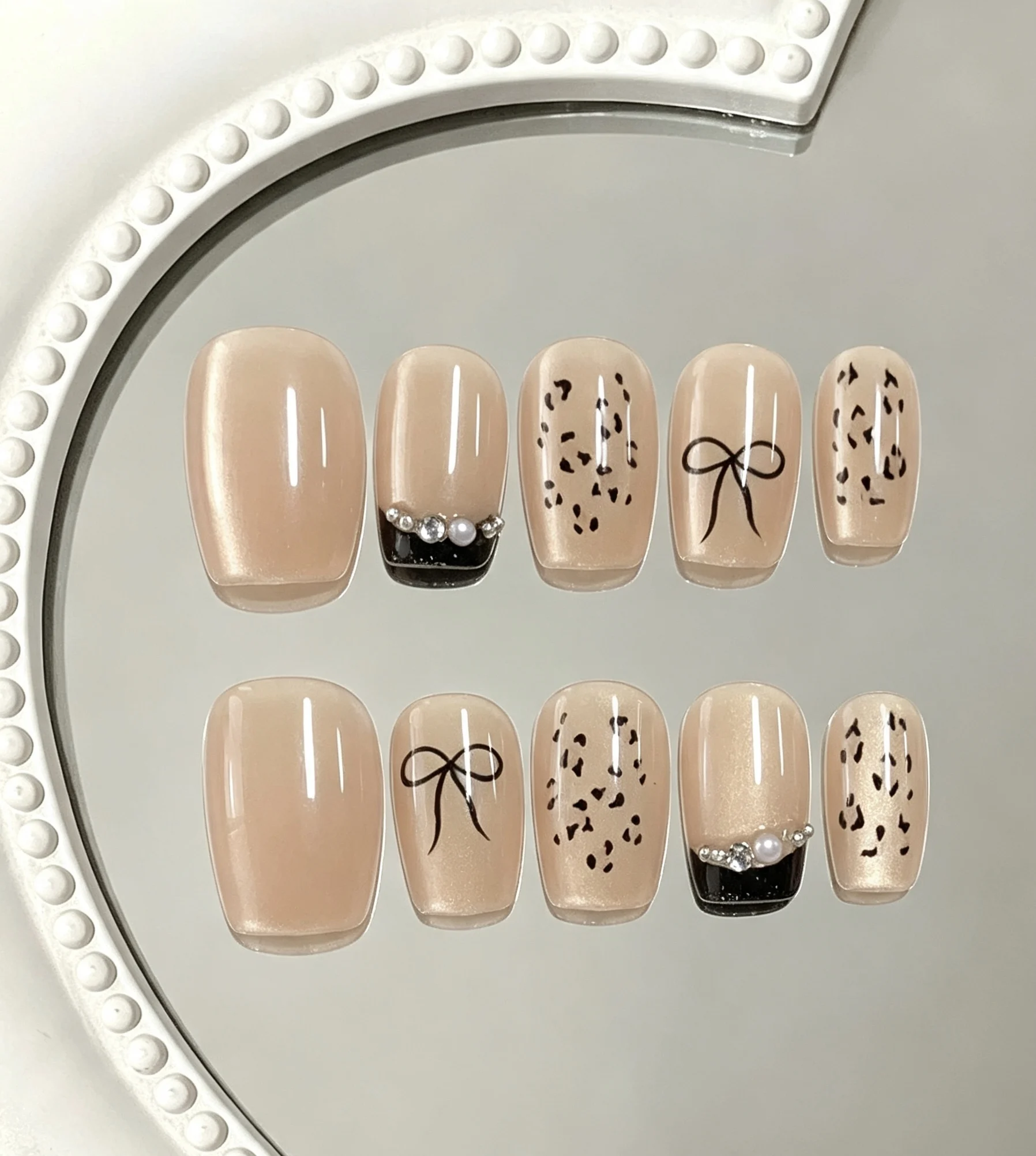 10-Piece Set of Nude Cat-Eye Leopard Print Bow-Tie Press-On Nails