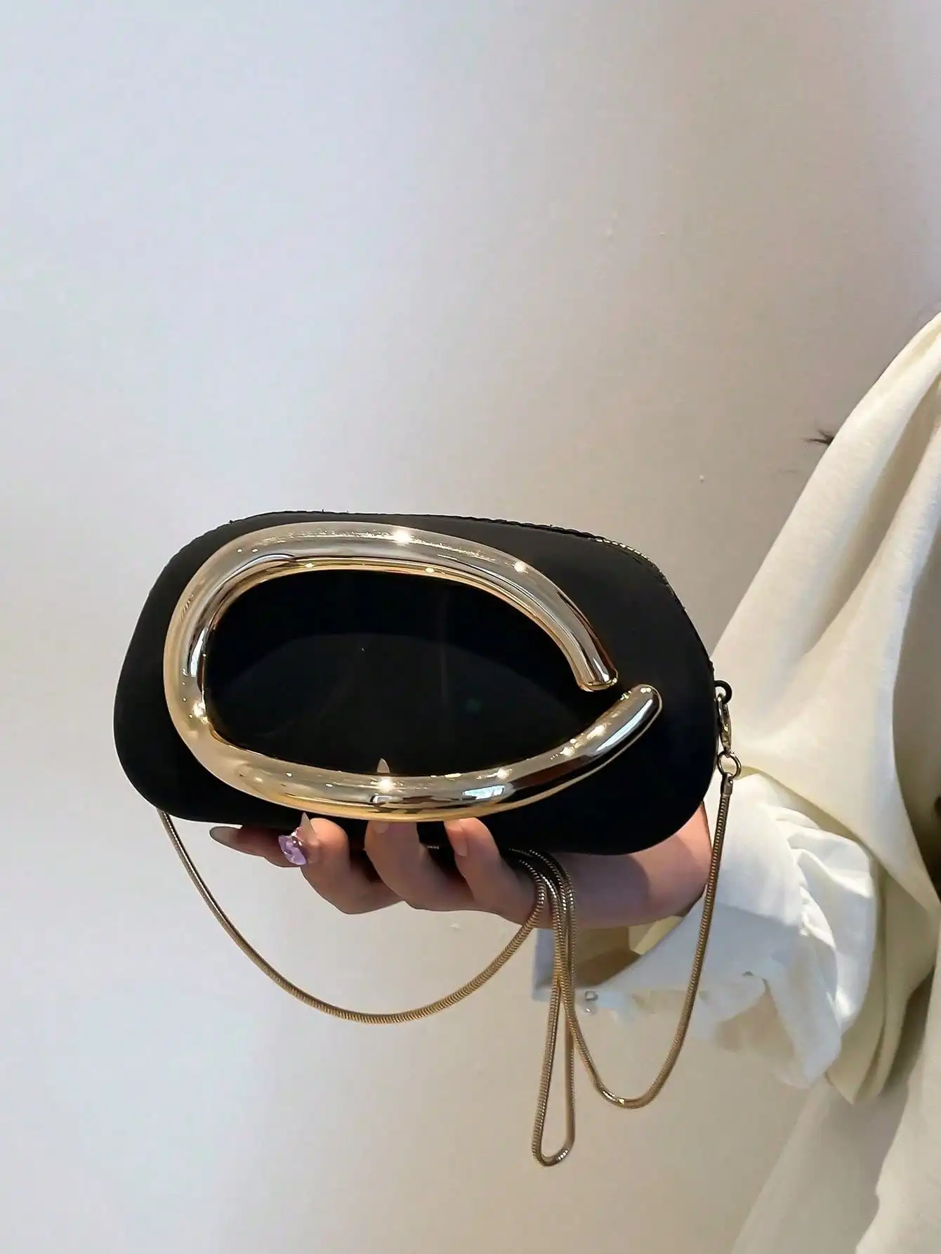 

Черный бархатный клатч с золотой металлической рамкой, цепочкой-ремешком, элегантная вечерняя сумочка