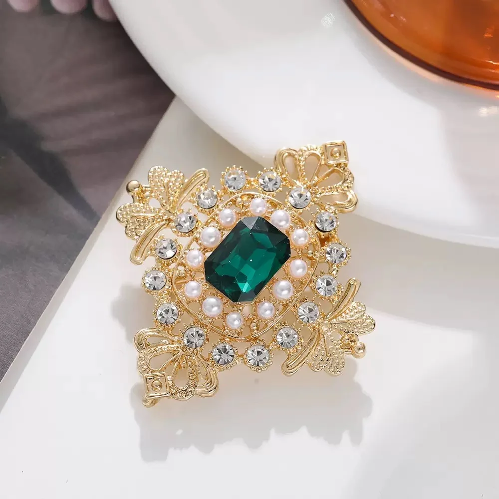 

Baroque Hollow Pearl CZ Green Crystal Gem Badges Metal Pins Fashion Luxury Zircon Brooch For Men And Women Jewelry Accessories