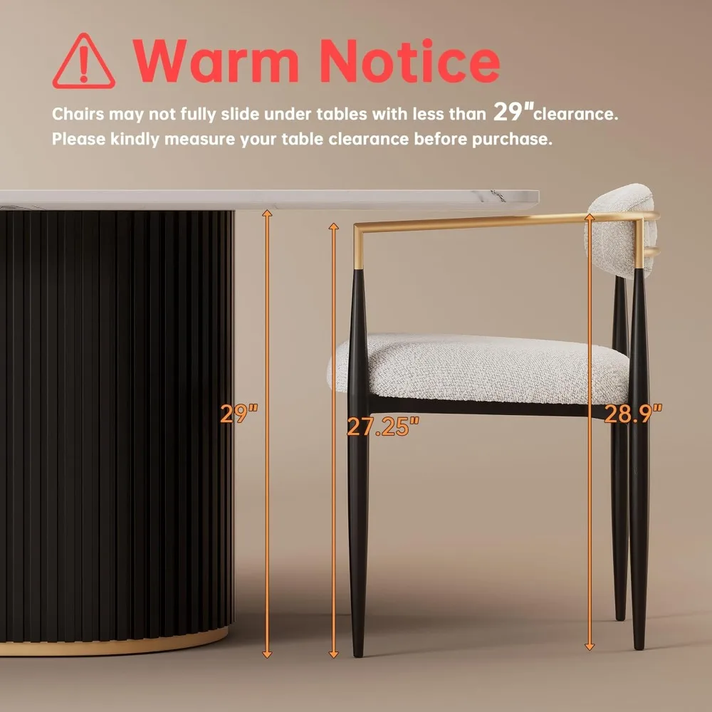 زوج من كراسي تناول الطعام المنجدة الحديثة مع مساند للذراعين ذهبية وأرجل معدنية سوداء، مثالية للجلوس المميز