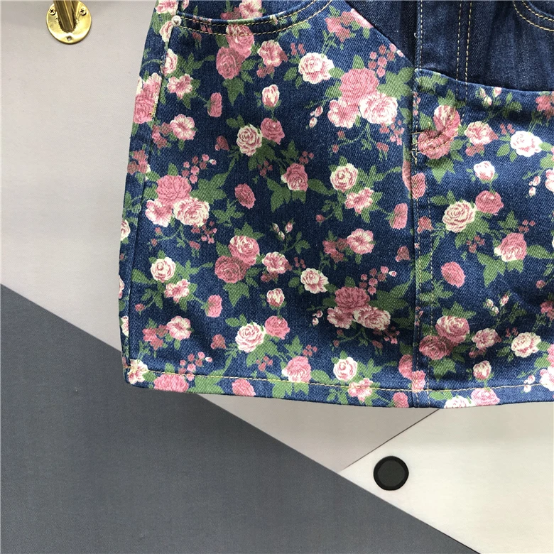 Saia curta de jeans estampada em flor vintage feminina, cintura alta, linha A, shorts jeans de quadril embrulhados, retalhos finos, rua, verão, novo, 2024