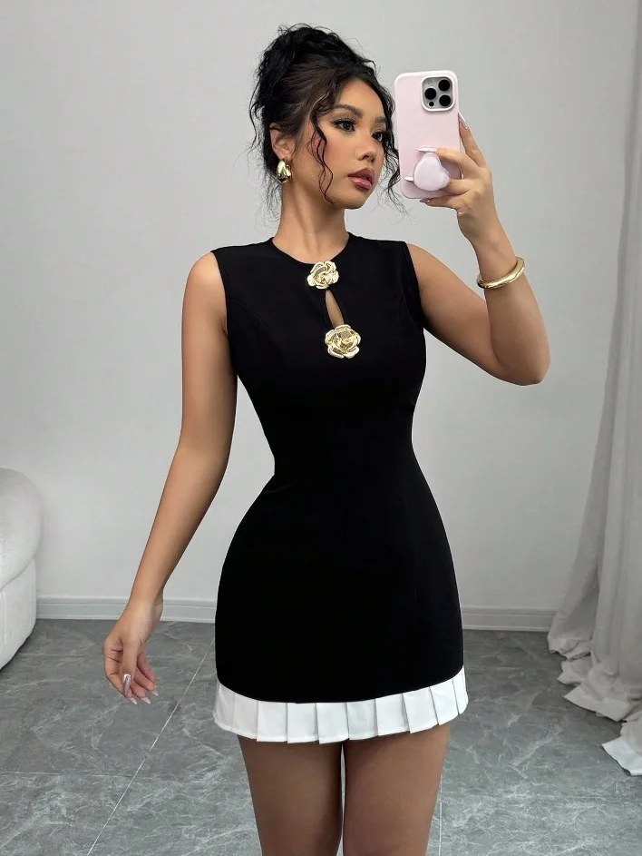 Damen Ärmelloses Bodycon Minikleid mit Schlüsselloch-Ausschnitt, 3D-Blumen, Kontrastierendem Weißem Plissiertem Saum, Elegantes Party- und Club-Outfit