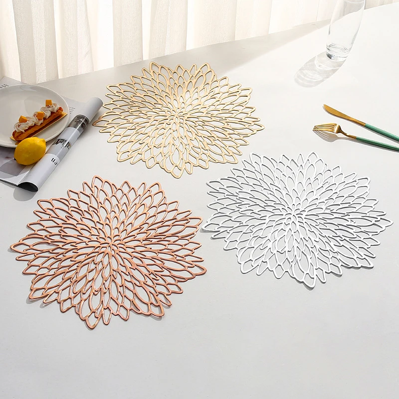 

Золотые полые коврики в форме цветка