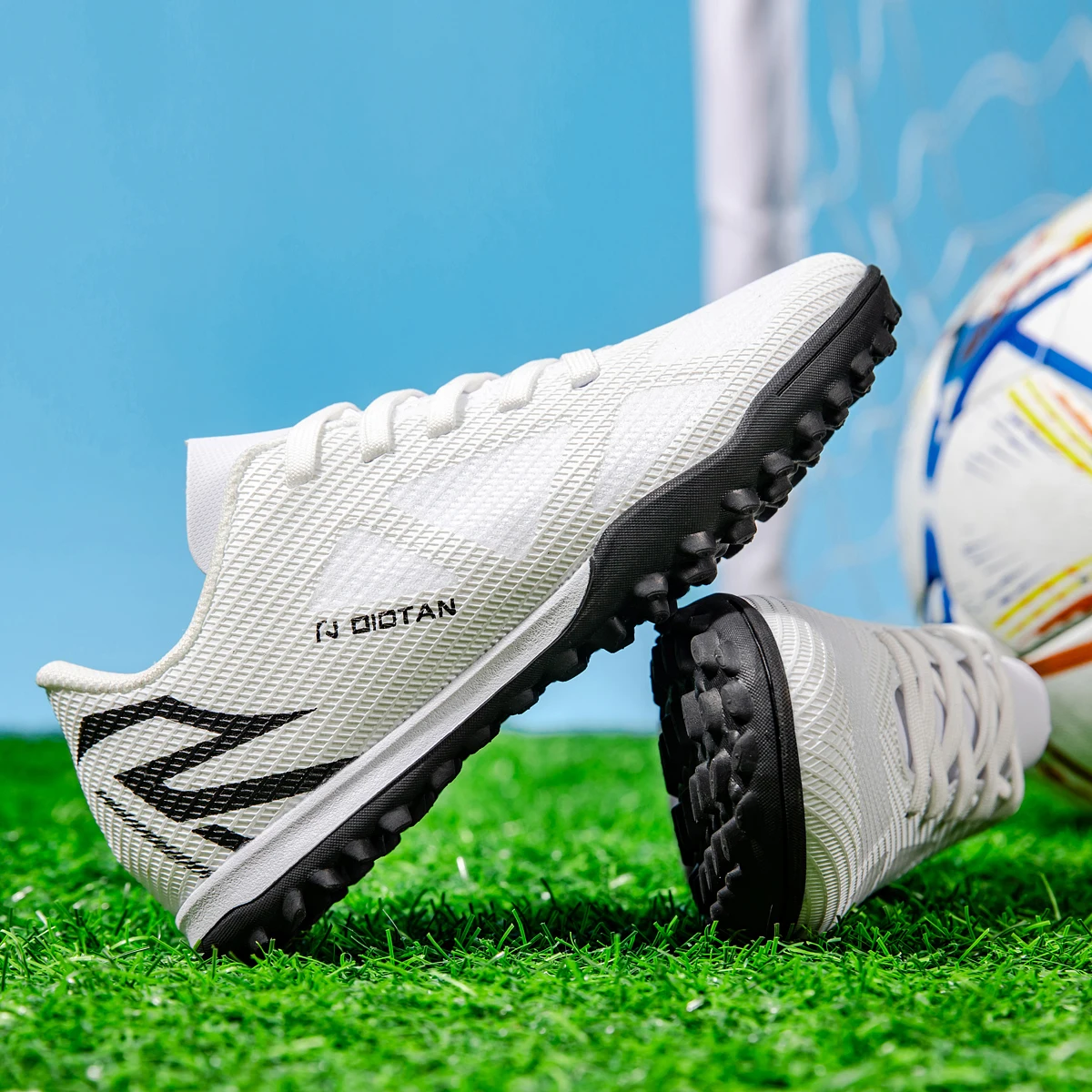 

Новые футбольные бутсы Spike TF и Spike FG, а стиль унисекс удобны в трех кроссовок красивых цветов.