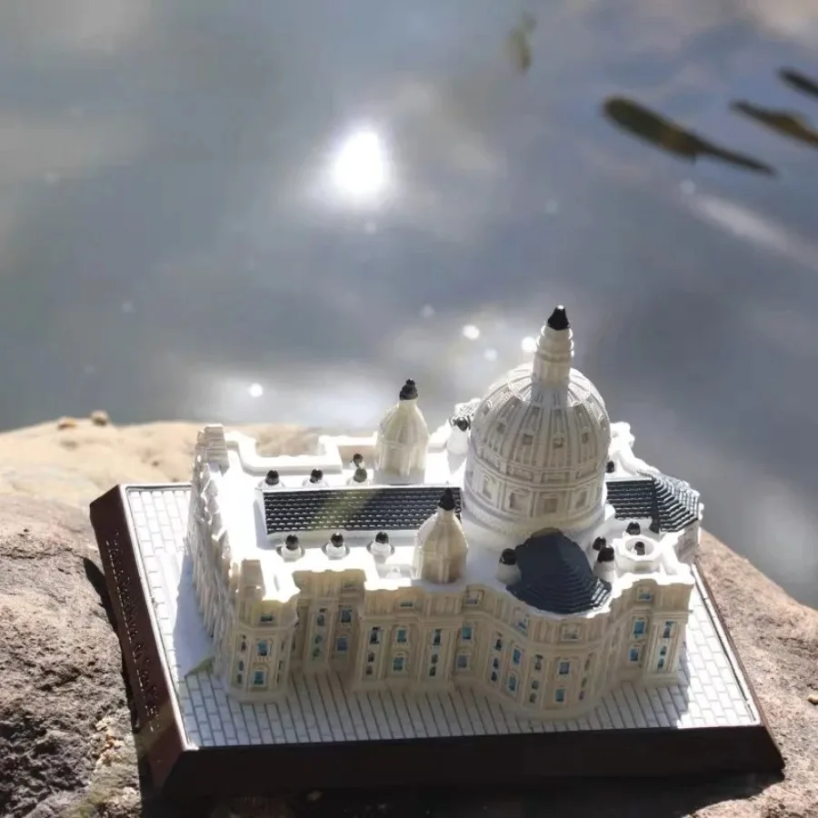 Basilica di San Pietro Ornament St. Peter‘s Basilica Church Model World Great Architectural Resin Crafts Home Decor Desk Gift