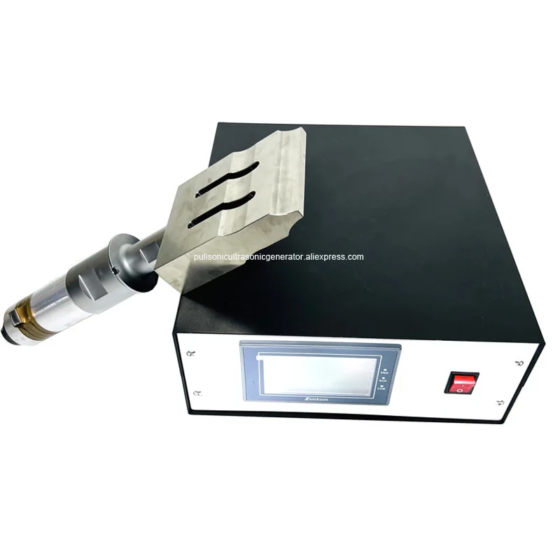 معدات لحام بالموجات فوق الصوتية 20 كيلو هرتز مع بوق تيتانيوم 120 × 10 مم لإنتاج القناع وتجميع الأكواب الورقية