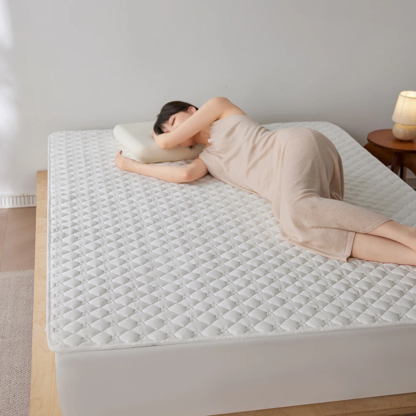 Soft Mattress Cover Quilted Breathable Mattress Protector Anti-Slip Pad Bed Sheet with Straps Hypoallergenic, for All Seasons