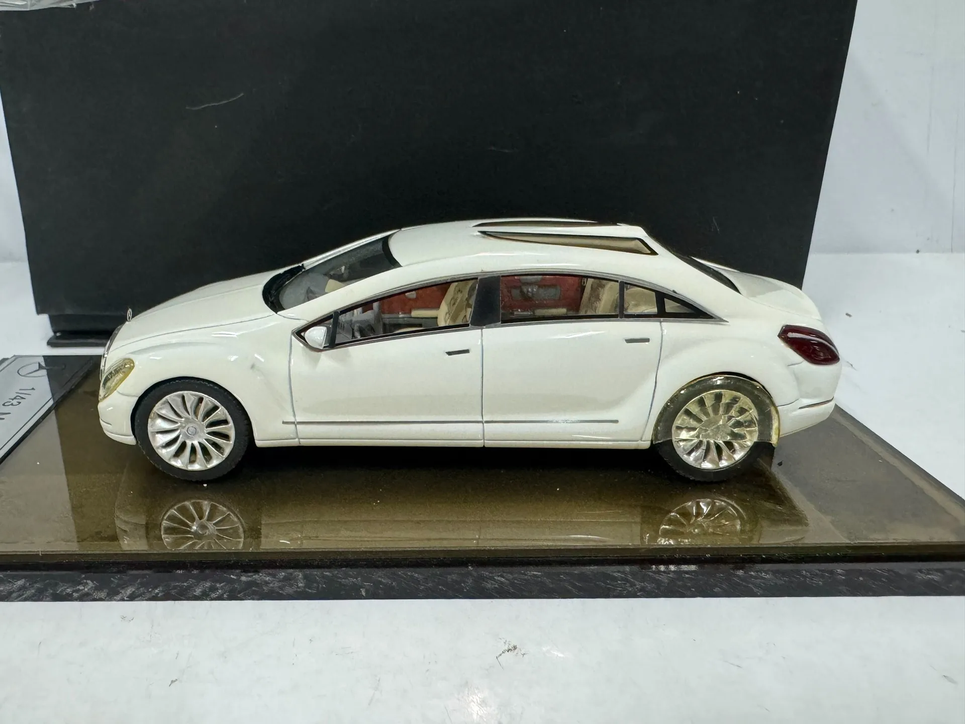 Model kolekcjonerski Benz F700 Concept Car, skala 1/43, odlewany, z wadami, zabawka, prezent, pamiątka, ozdoba do ekspozycji