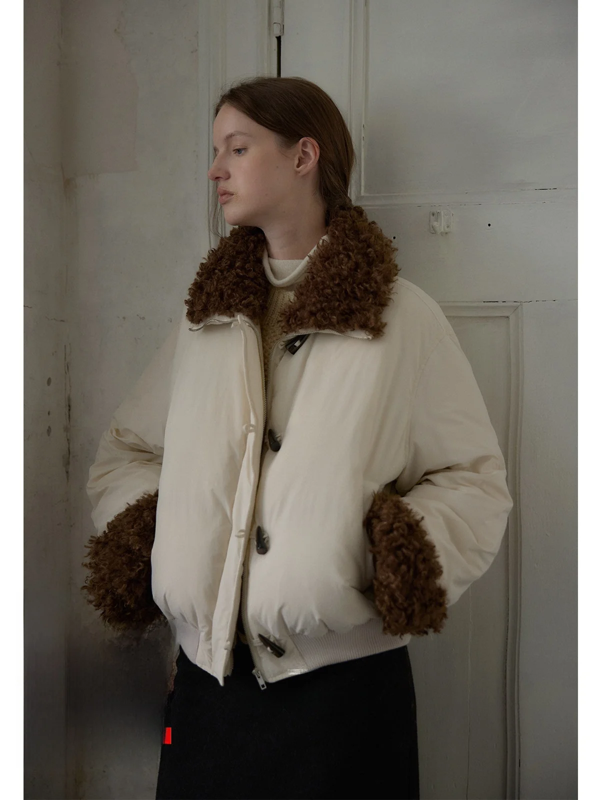 

Куртка-пуховик Traceable Nice People 2026SS с 90% белым утиным пухом, воротником, застежкой на пуговицах и цветовыми блоками