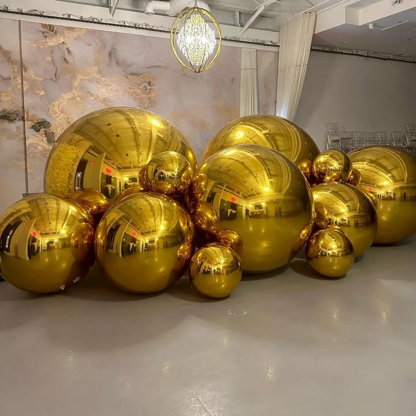 

Giant Hanging Inflatable Mirror Ball Gold/Silver Sealed Balloon for Party Wedding Festival Decor Sparkling Stage Prop