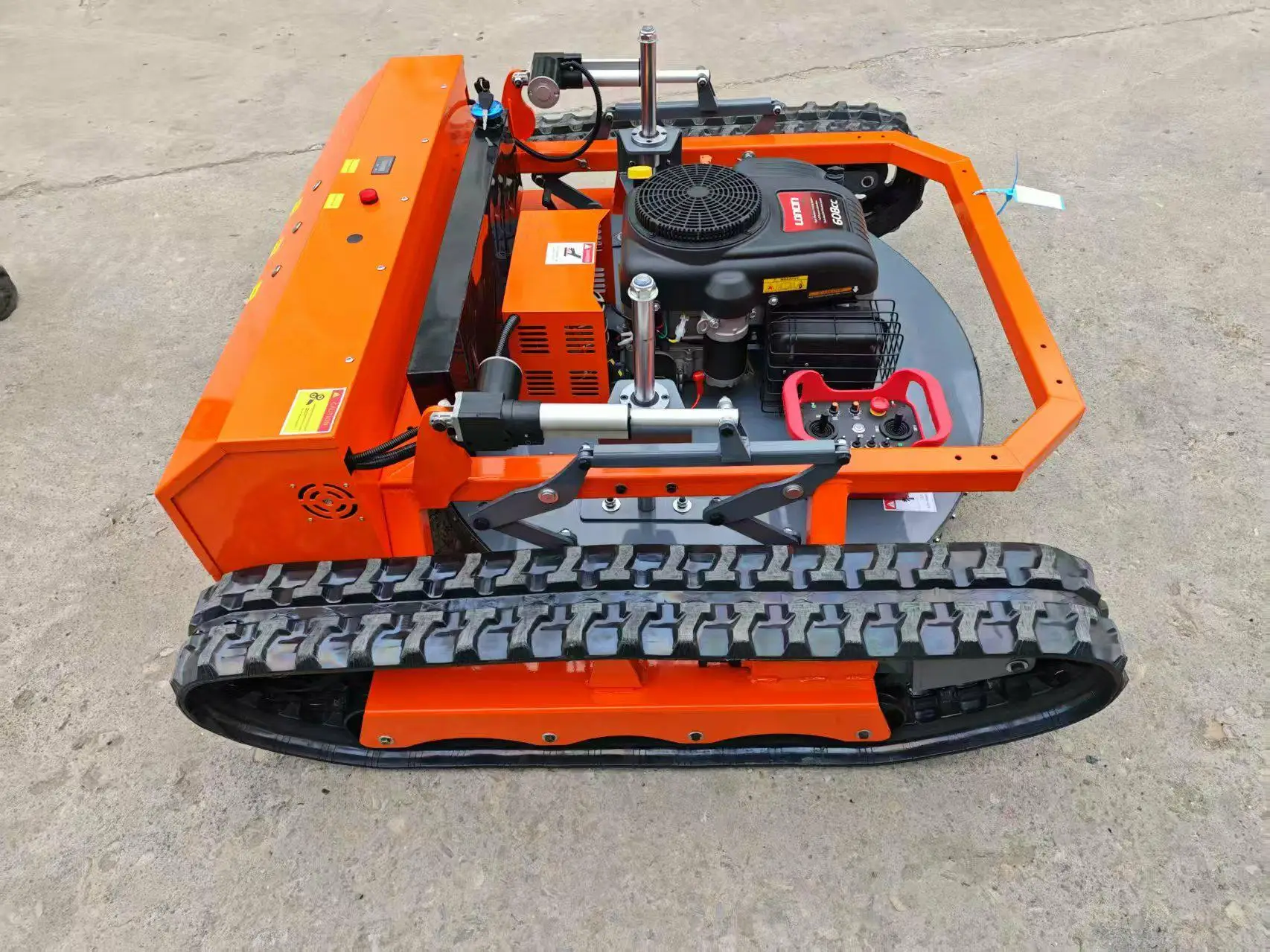 Paralleltank Track Design Add a Variety of Assistive Devices can Work on 70-degree Slopes Automatic Lawn Mower