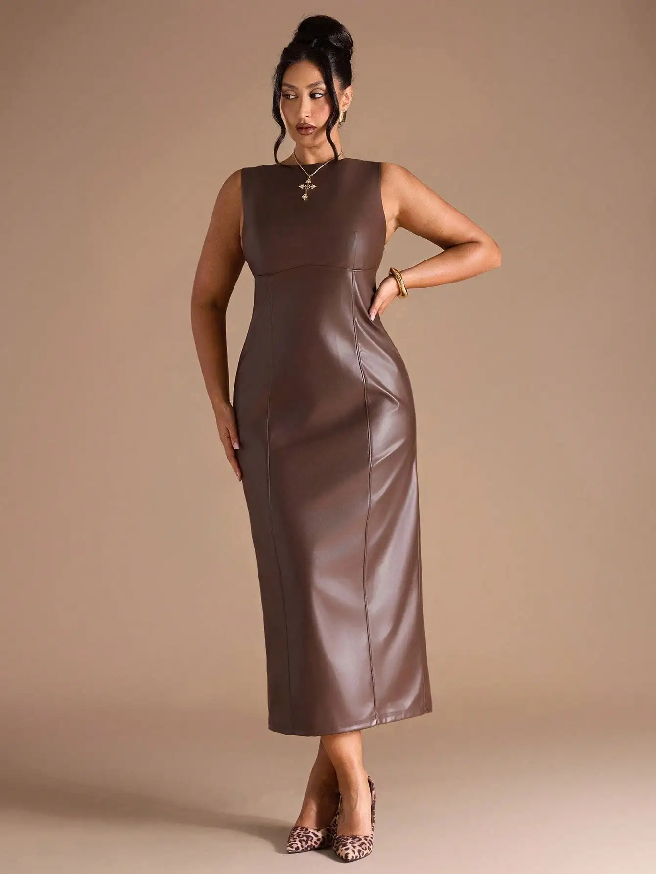 

Коричневое облегающее платье миди из искусственной кожи без рукавов больших размеров для осенне-зимних торжественных мероприятий