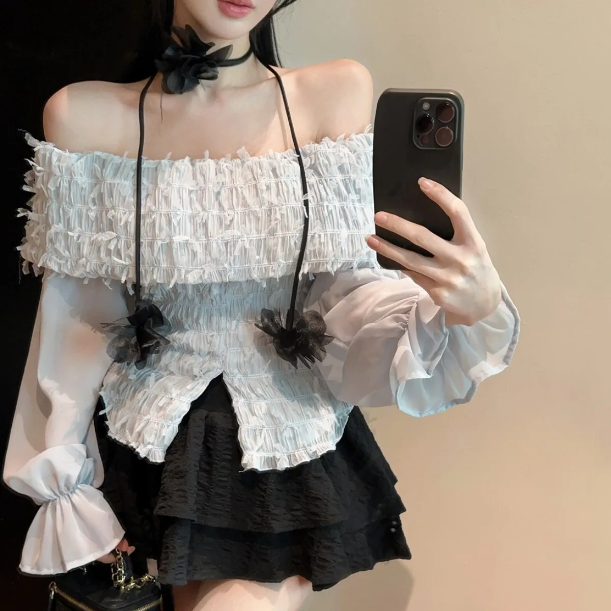 

Женский комплект из двух предметов: топ с длинными рукавами, отложным воротником, кружевной отделкой, бахромой и цветочным принтом, а также юбка-тортик. Зимний вариант.