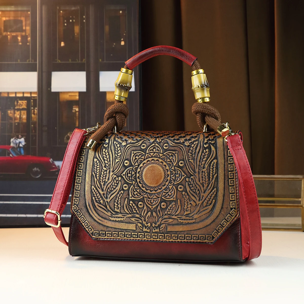 

Это модная, индивидуальная и нишевая тисненая, художественная и универсальная женская сумочка в традиционном китайском стиле.