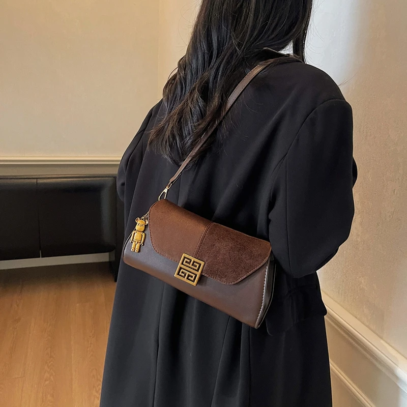 Retro chique schoudertas met gesneden hardware en verstelbare riem voor weekendverkenning die klassieke verfijning uitstraling