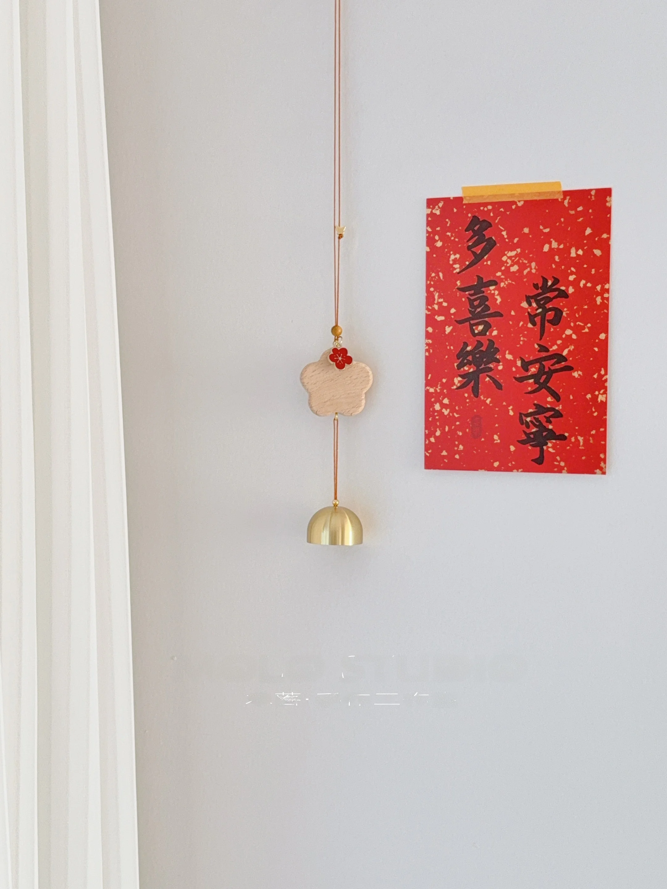 

Оригинальный деревянный медный колокольчик с красным цветком, ветряные колокольчики, новогодний праздничный декор, подвесное украшение для двери/окна