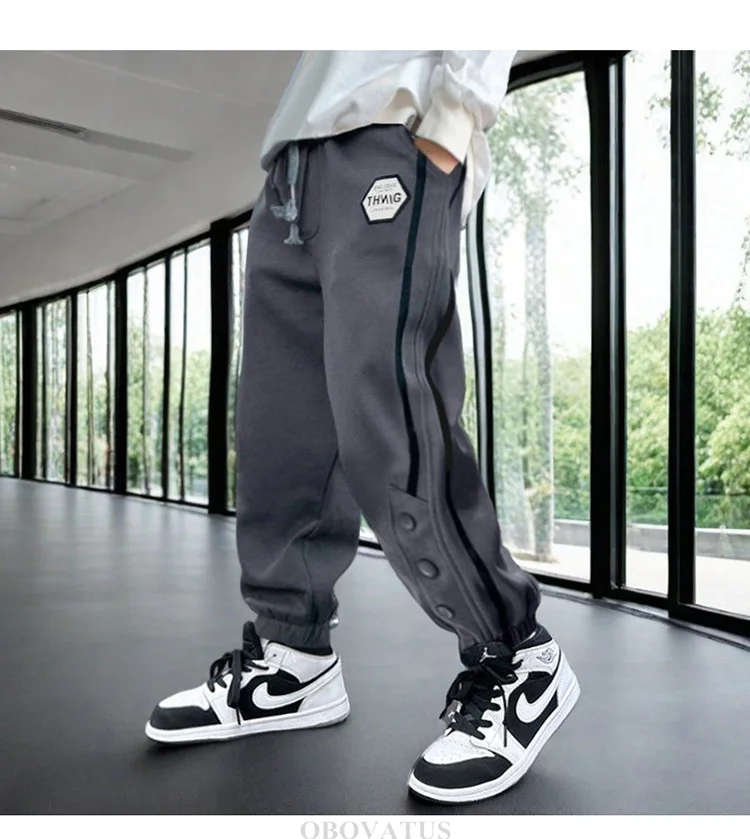 Neue Frühlings-Sport-Hosen für Jungen mit Seitenstreifen, gerade geschnittene Jogginghosen für Teenager zum Ausgehen. – Detail 5