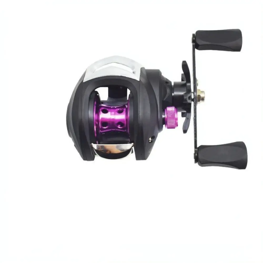 Moulinet de pêche de qualité supérieure, finition noire mate et violette, bobine en métal, système de freinage fluide pour des lancers efficaces et longs.