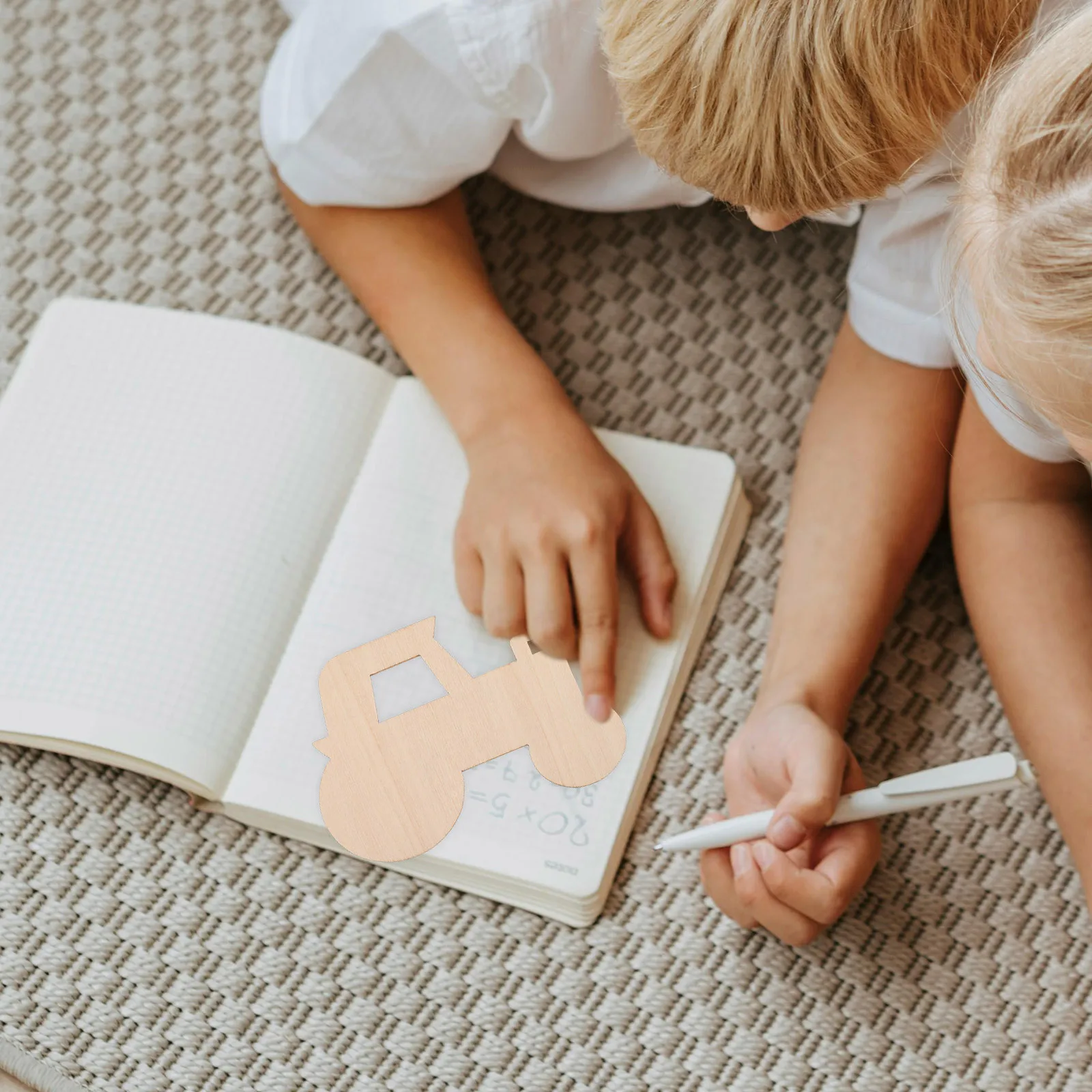 

20pcs Wooden Tractor Cutouts Diy Painting Craft Graffiti Chip Pendant Home Decor Wall Hanging Party Supplies Handicraft Sewing