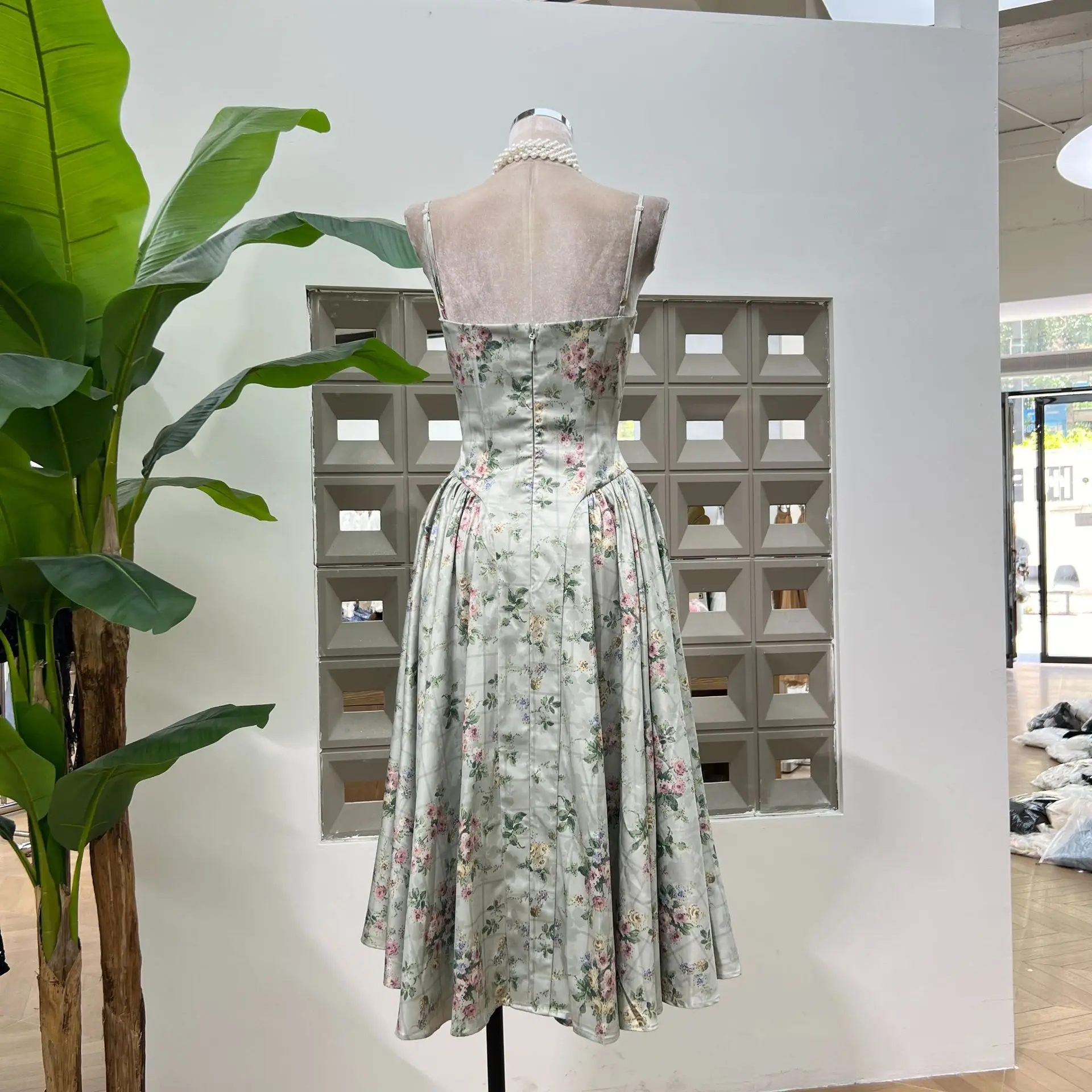 Grünes Retro-bedrucktes, schlankes, plissiertes Maxikleid mit hoher Taille, Urlaub, Sommer, 2025, neues Damen-Spaghetti-Trägerkleid, Promi-Club-Kleider