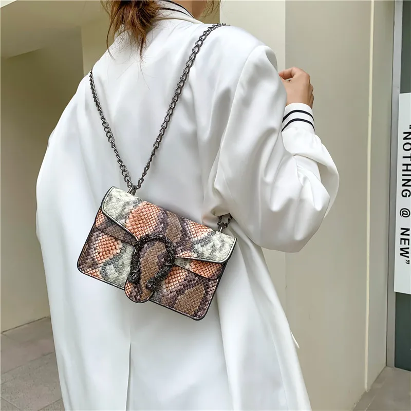 حقيبة كروس صغيرة مطرزة عتيقة جديدة لعام 2025 للنساء مكتب حرفي فاخر للنزهة الانتقالية الخالدة