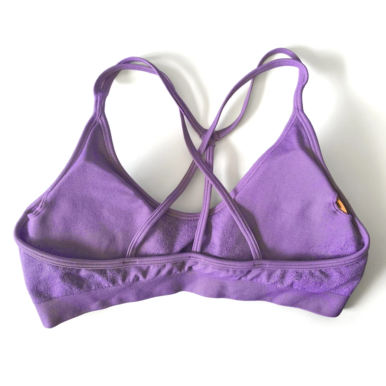 VEQKING حمالات صدر لليوجا للسيدات بدون خياطة متقاطعة من الخلف قطع علوية رياضية قصيرة مع وسادات برقبة منخفضة ملابس رياضية علوية سريعة الجفاف نشطة