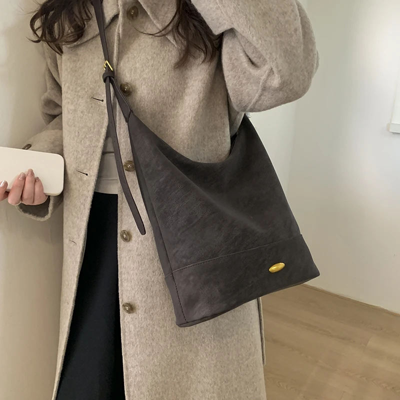 

Korean Trendy Suede Zipper Bucket Bag Women's Casual Commuting Shoulder Bag Autumn/winter 2025 New Adjustable Strap Tote Bags