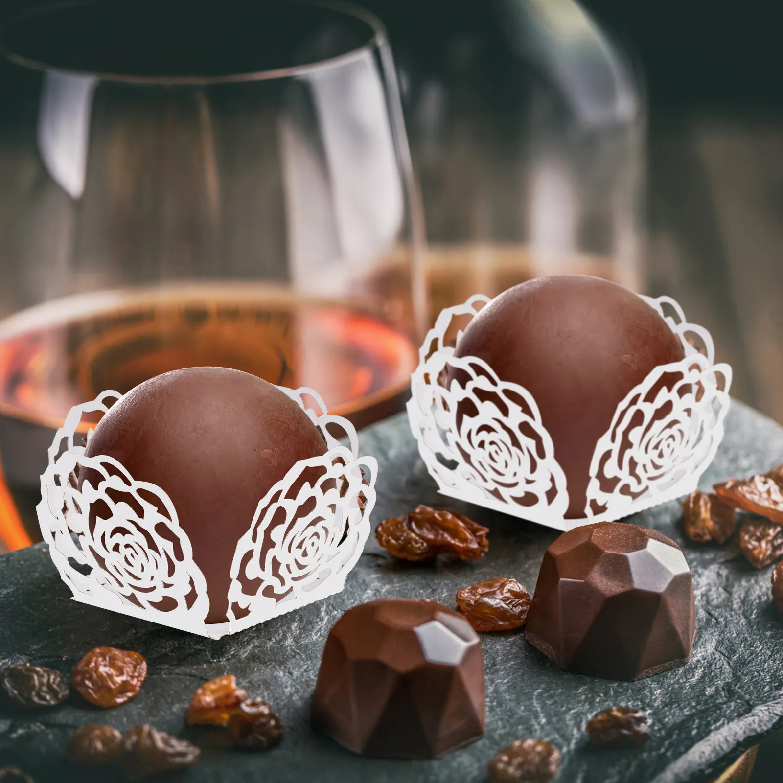 Bandeja para chocolate de 50 piezas con diseño hueco, bandeja de papel kraft segura y no tóxica con compartimentos para chocolate, para un empaque de regalo elegante