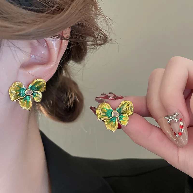 

Женские серьги-гвоздики в виде лепестков цветов с цирконом