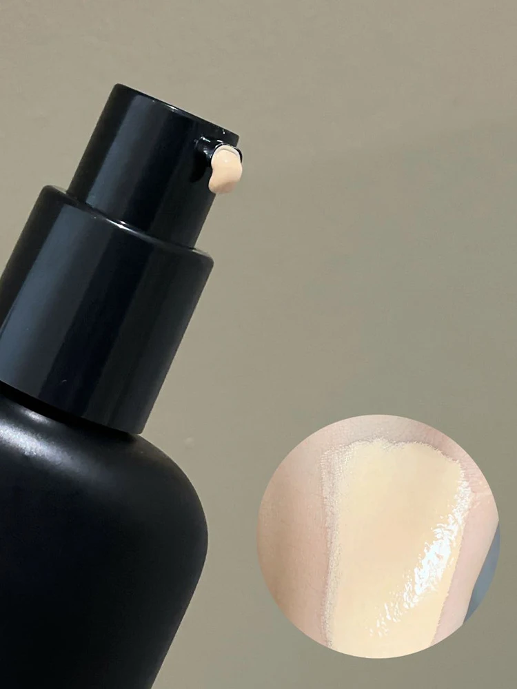 Le fond de teint liquide mat doux et brume a une texture crémeuse qui est léger et respirant. Il est une longue durée, imperméable, contrôlant l'huile et ne supprime pas le maquillage. Les débutants