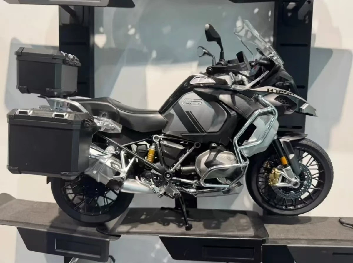 

Масштабная модель мотоцикла BMW R1250GS (1:6) из литого сплава, коллекционная миниатюра, украшение, подарок для парня, декор для дома, игрушечный автомобиль
