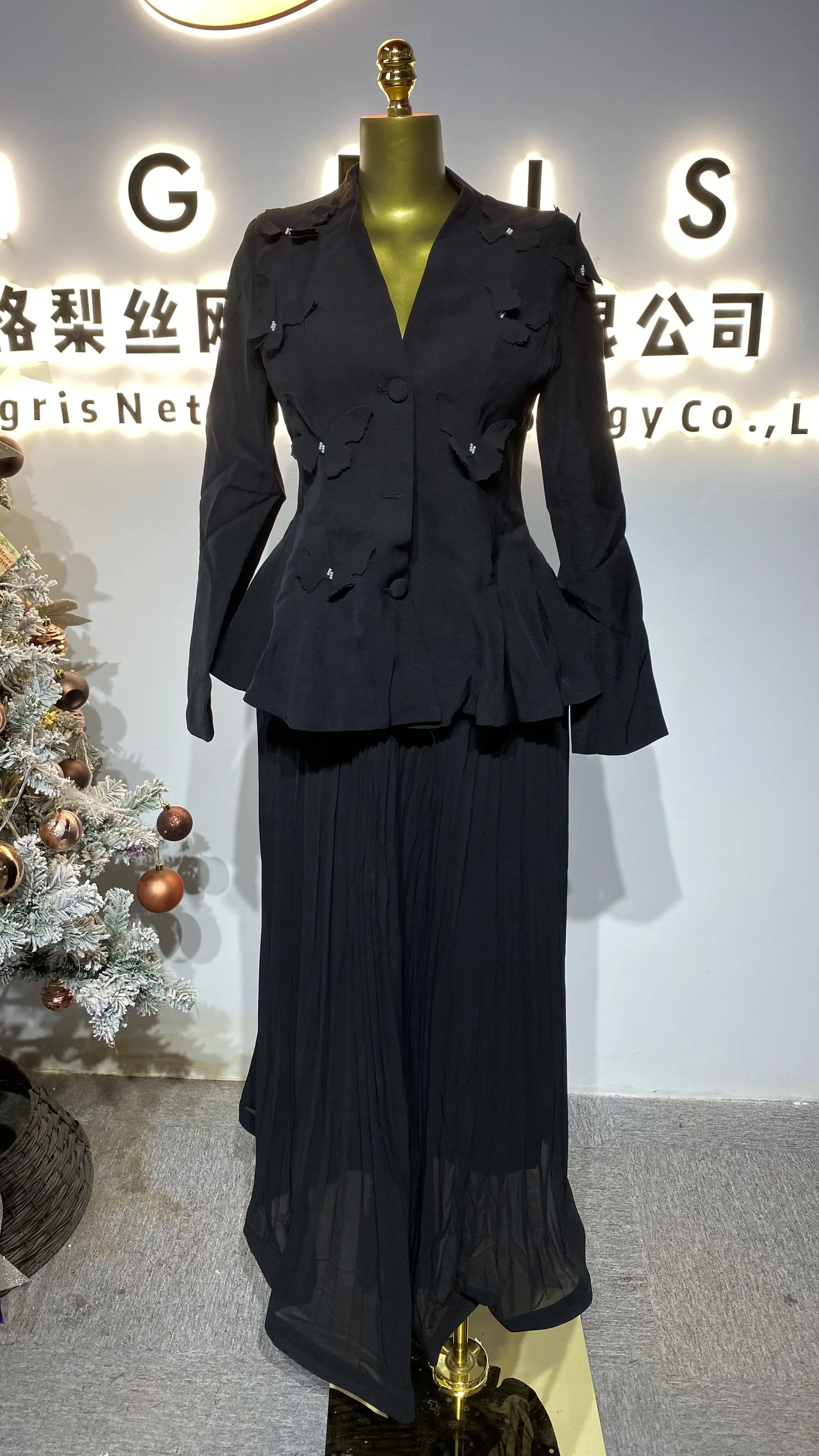 

Women's elegant French sports jacket and high-waisted pleated skirt suit with 3D embroidery design - new style.-GZXX252