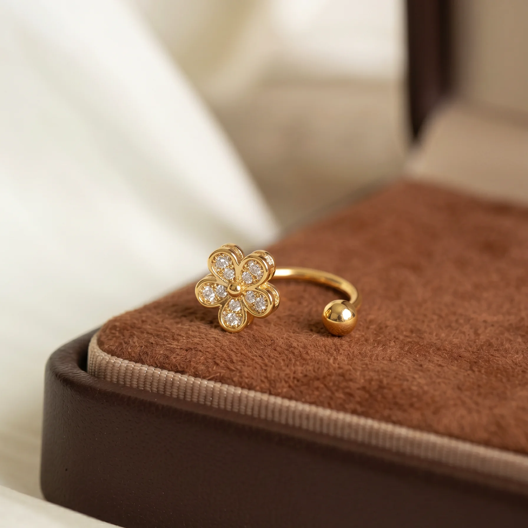 1 Pack Y2K Style Luxury 5-Petal Flower Piercing Nose Stud Women's Gold Hook Ball Threaded C-Shaped Nose Ring Inlaid with Zircon