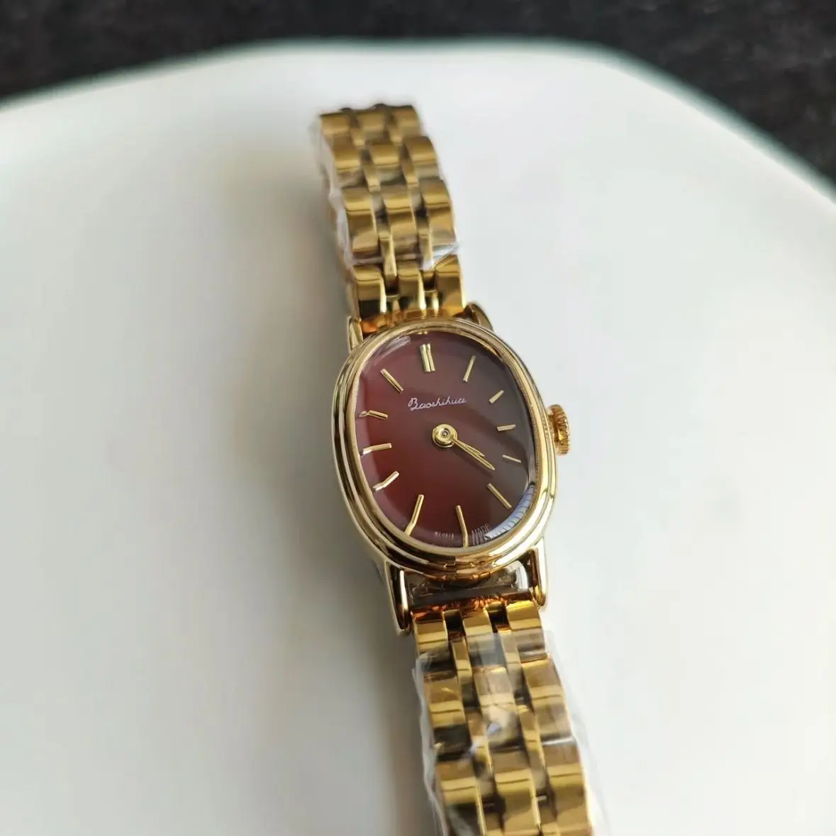 Нишевые легкие роскошные золотые средневековые женские часы, простые ретро-темпераментные маленькие циферблаты, стальной ремень, универсальные кварцевые часы