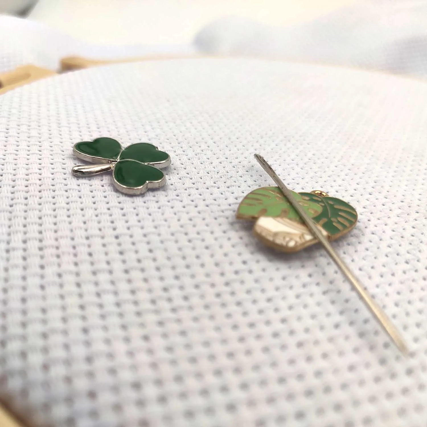 Needle Minder Magnetic Needle Holder for Embroidery needlework, Green Plant Shamrock Needle Nanny Sewing Magnet for cross stitch