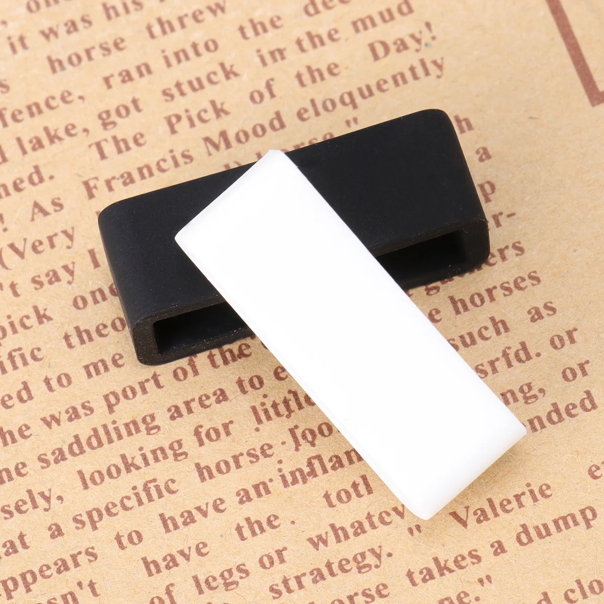 8 قطع من مشابك حزام الساعة، حلقة سيليكون مطلية كهربائيًا، مشبك للساعة بتشطيب ناعم وخفيف الوزن وتصميم بسيط، 24 ملم، أسود وأبيض