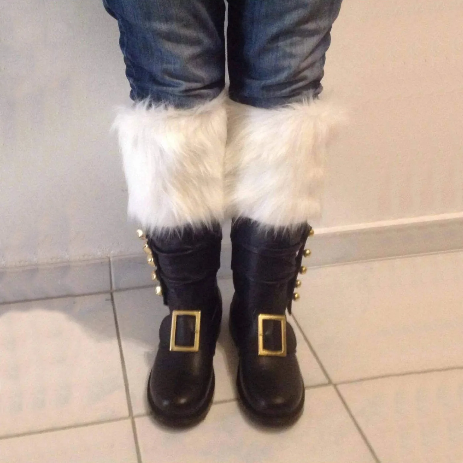 Herren Weihnachts-Weihnachtsmann-Stiefel mit Weitem Schaft, Kampfstiefel mit Weißem Plüschfellbesatz und Goldener Schnalle für Halloween-Cosplay-Kostüm – Detail 5