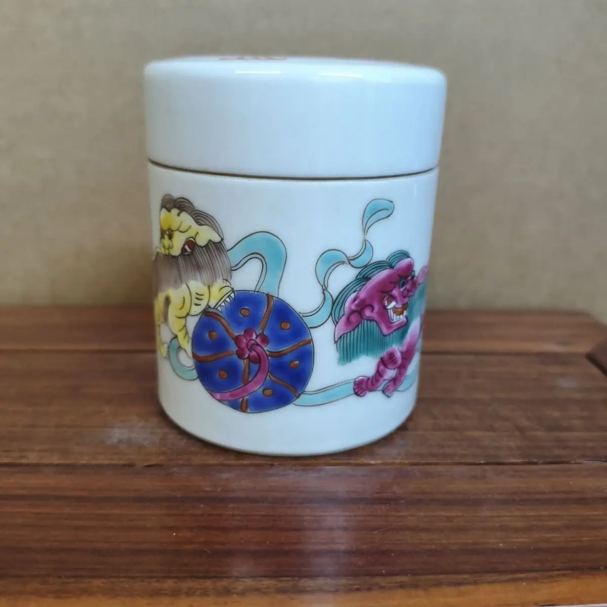 Old Collection Hand Painted Pastel Porcelain Tea Canister Lion Pattern Lion Rolling Embroidered Ball Decorative Storage Jar