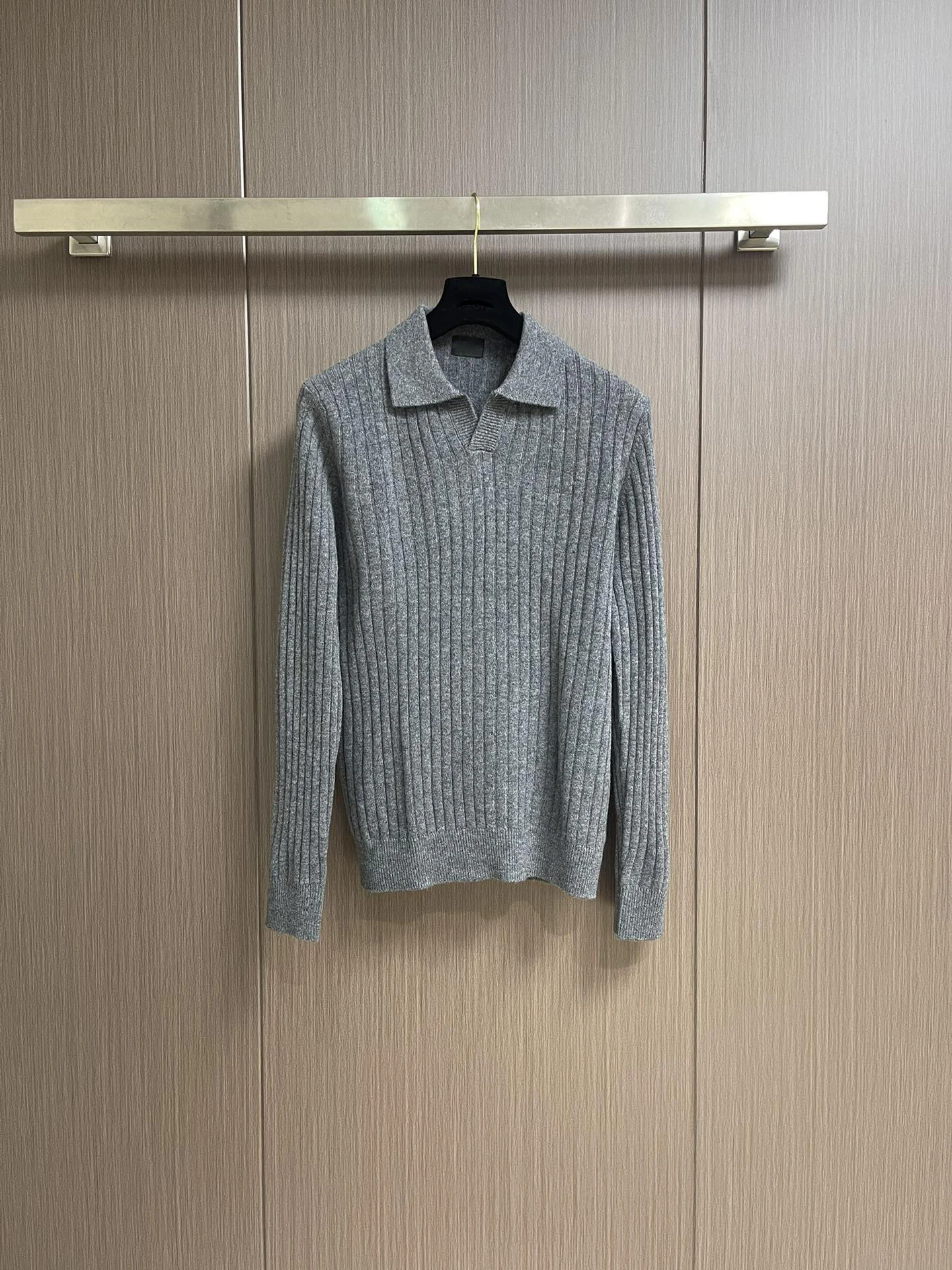 SIJITONGDAIn the autumn of 2026, the new men's wear was carefully selected and lapel knitted long-sleeved sweater, size M-3XL.