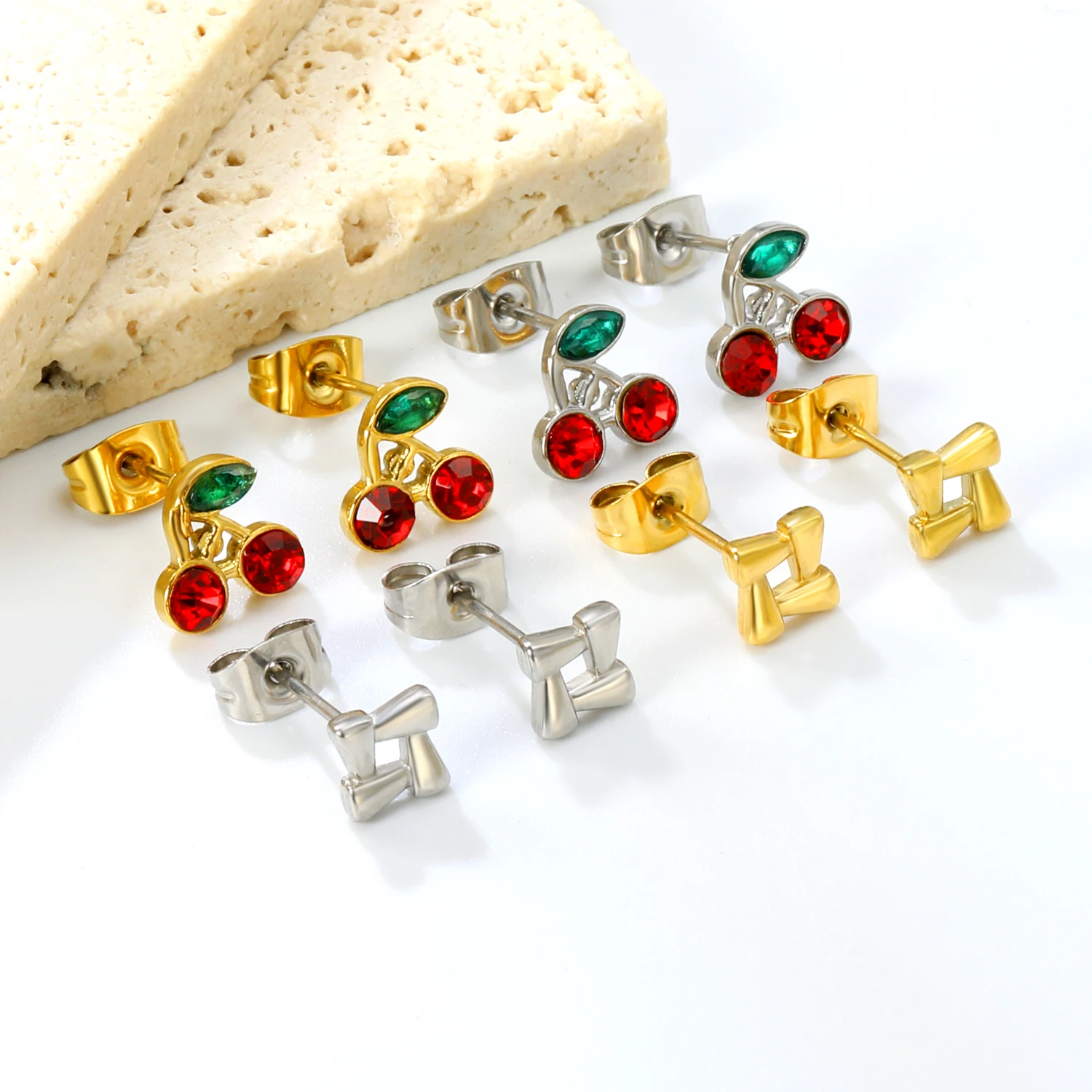Pendientes de Acero Inoxidable con Forma de Corazón y Diseño de Cereza, Elegantes, Delicados e Impermeables, Ideales para el Uso Diario de la Mujer