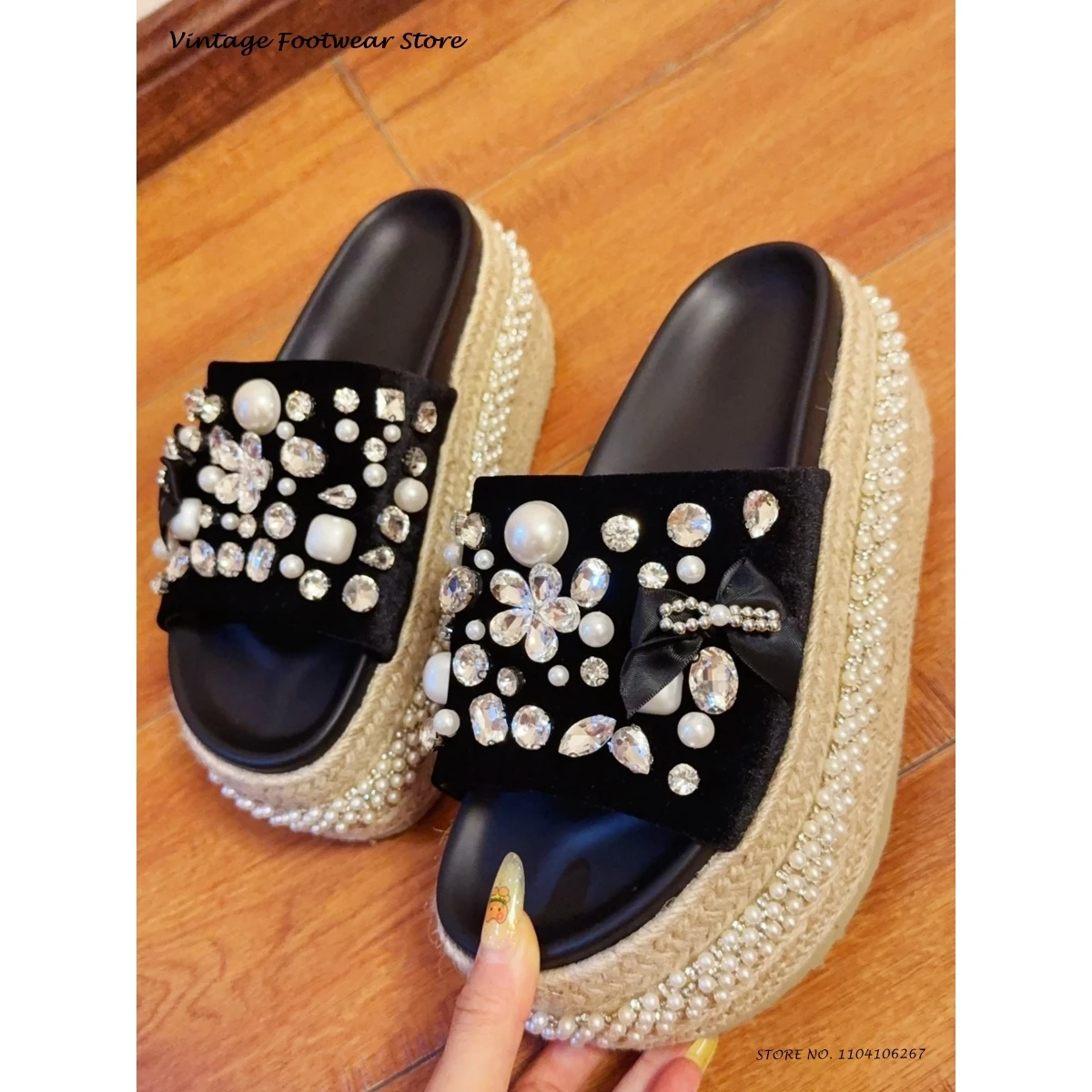 

Тапочки на платформе с блестящими кристаллами и жемчугом, повседневная обувь на танкетке с круглым открытым носком и толстой подошвой, женские летние сабо без шнуровки