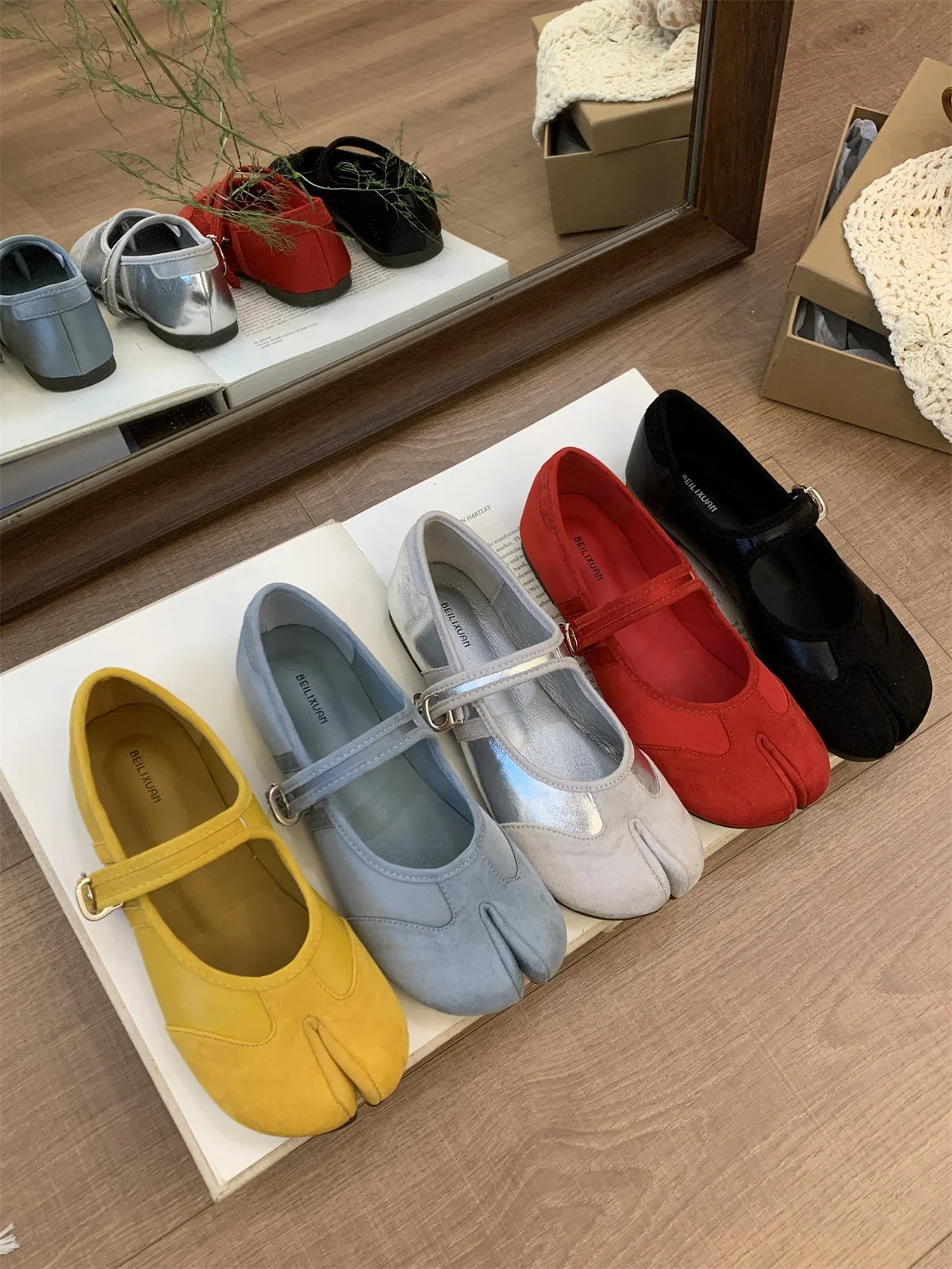 

IPPEUM Tabi Shoes Балетки для женщин 2025 Новые винтажные балетки с разделенным носком