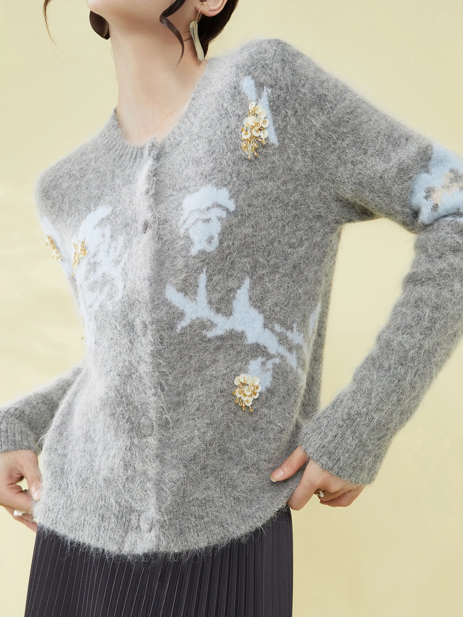 

Женский вязаный кардиган Flowing Era Heavy Industry с 3D-цветами из бисера, новинка 2025 года, мягкий на ощупь, повседневный, свободного кроя